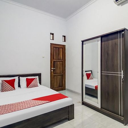 Oyo 91243 Bina Syariah Guest House Cirebon Kültér fotó