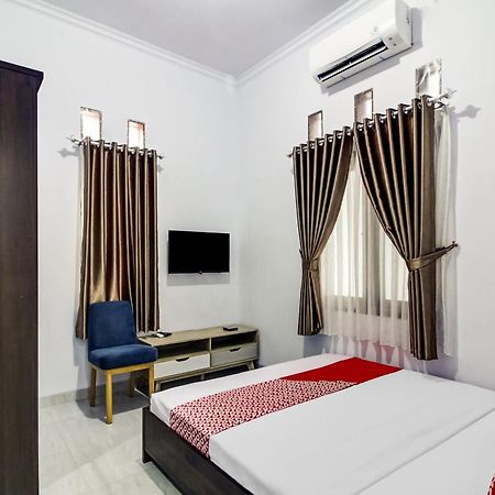 Oyo 91243 Bina Syariah Guest House Cirebon Kültér fotó