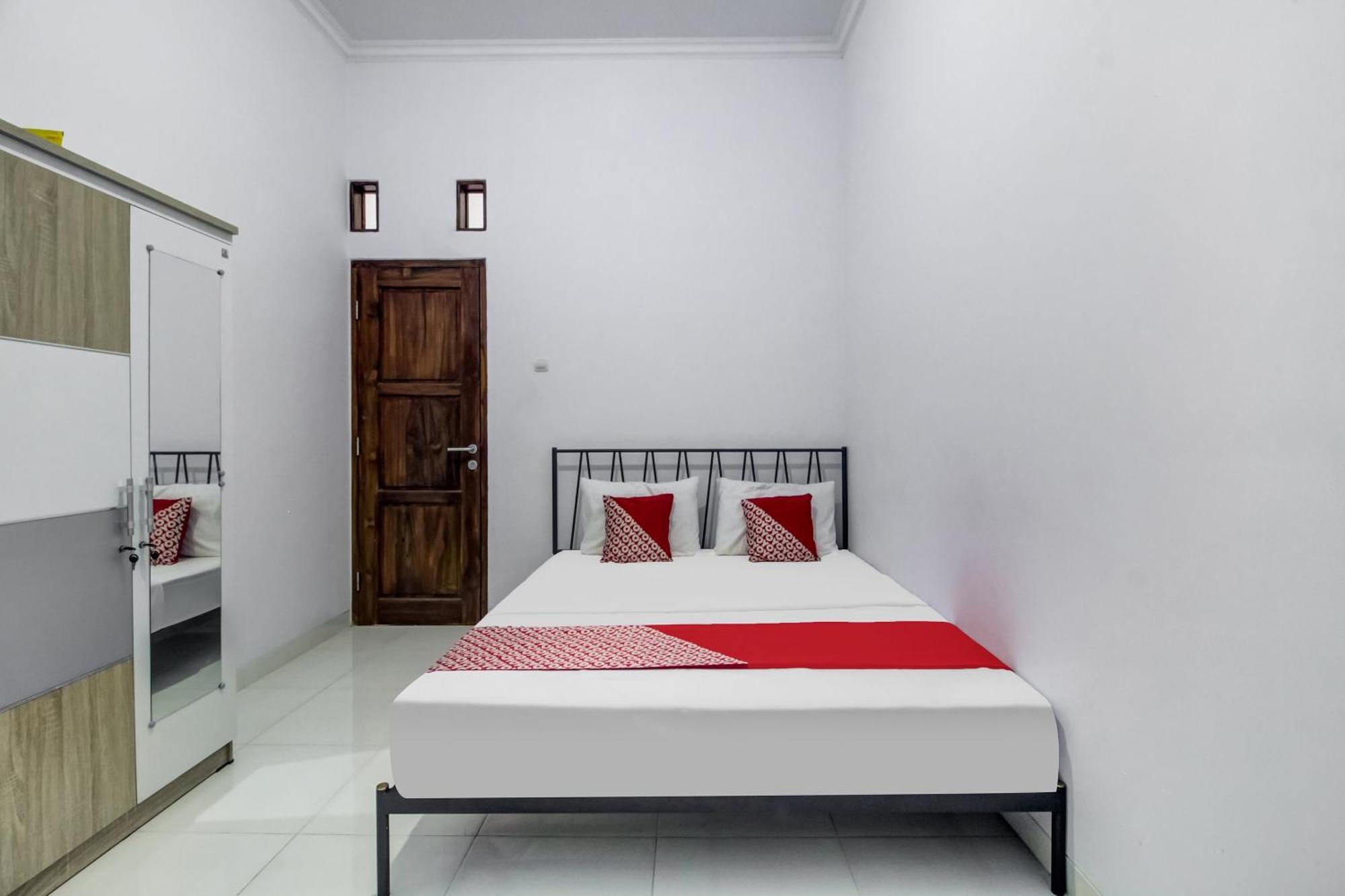 Oyo 91243 Bina Syariah Guest House Cirebon Kültér fotó