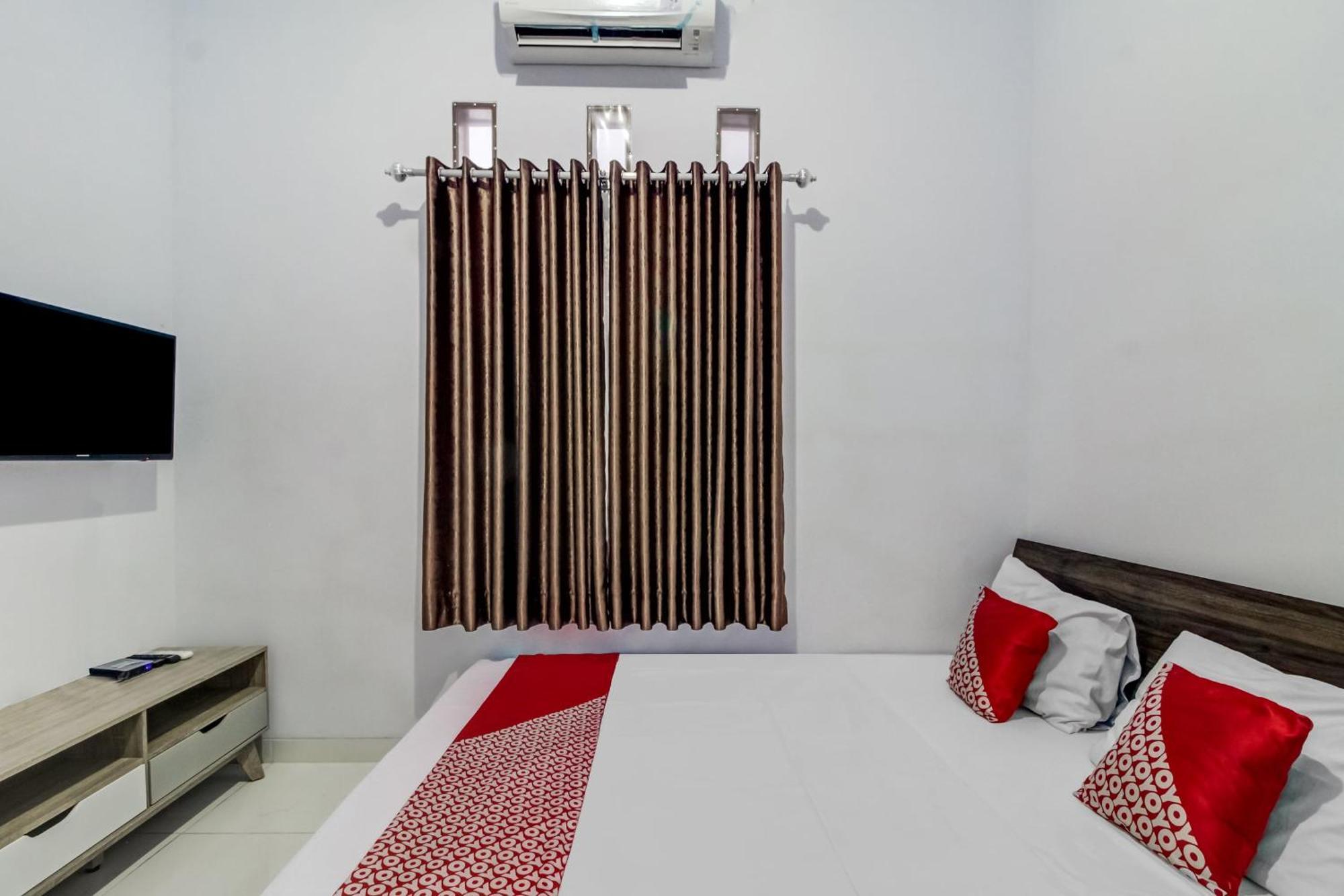 Oyo 91243 Bina Syariah Guest House Cirebon Kültér fotó