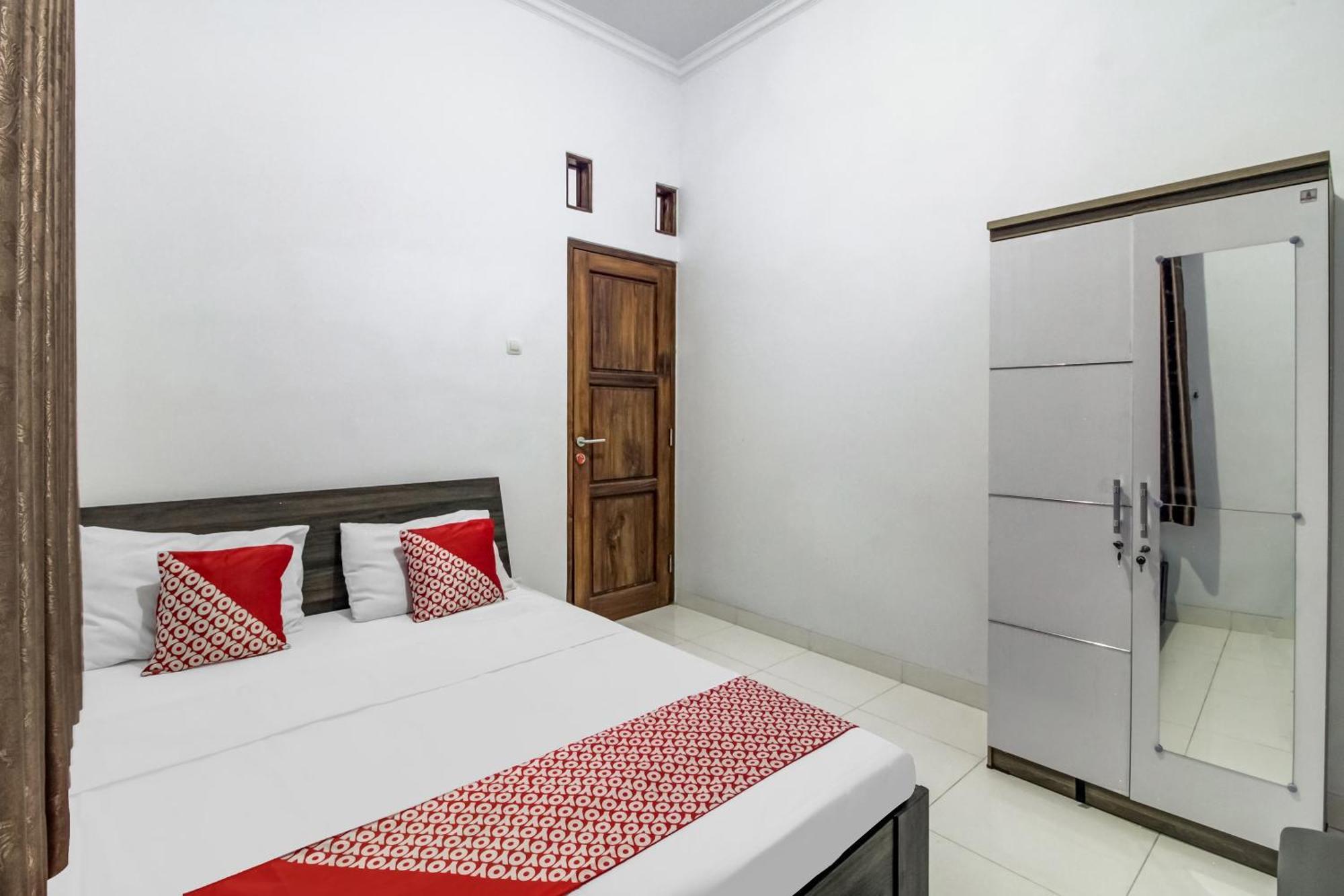Oyo 91243 Bina Syariah Guest House Cirebon Kültér fotó