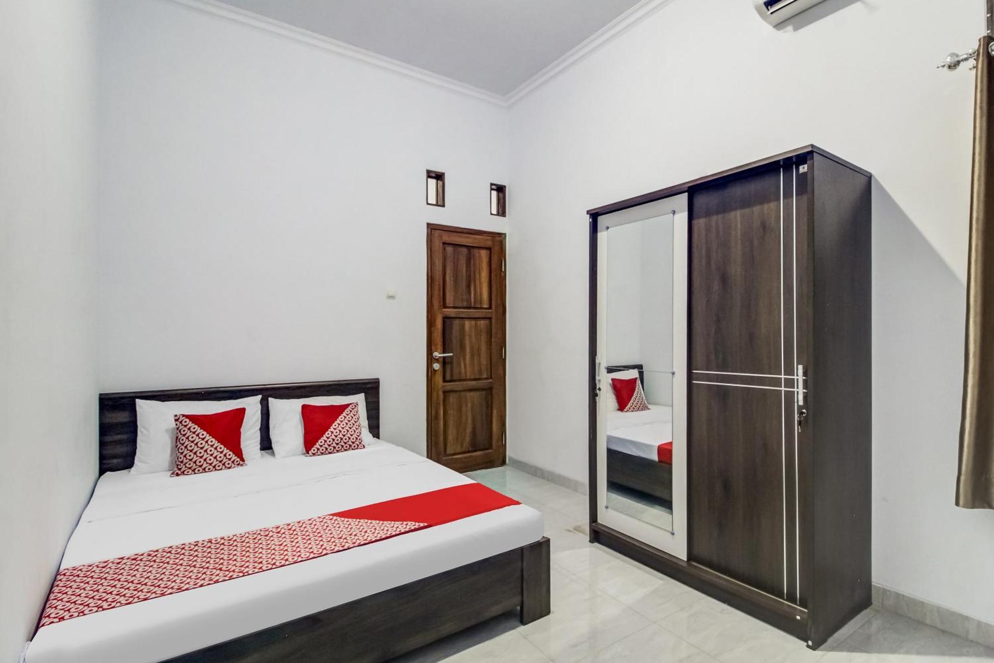 Oyo 91243 Bina Syariah Guest House Cirebon Kültér fotó