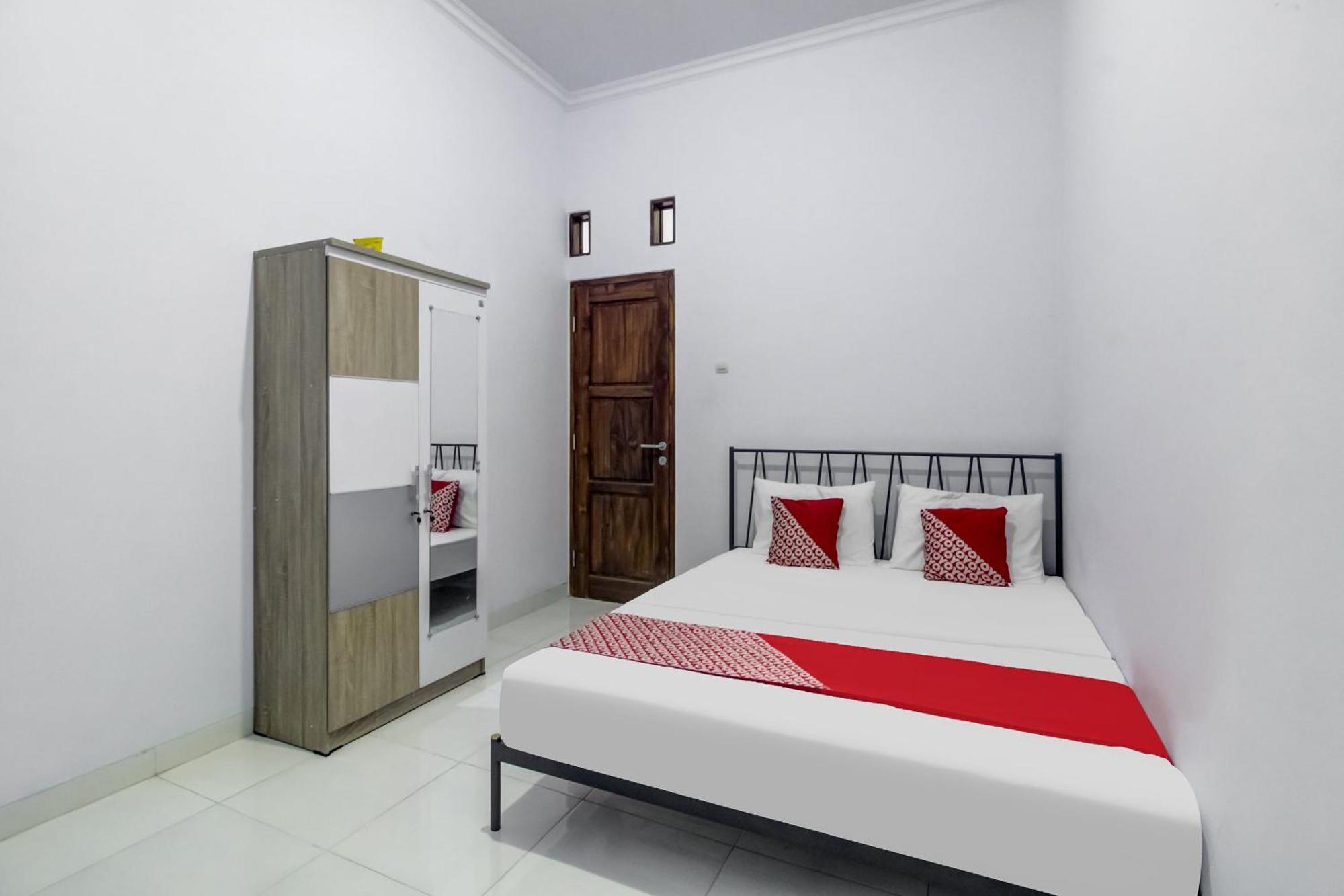Oyo 91243 Bina Syariah Guest House Cirebon Kültér fotó