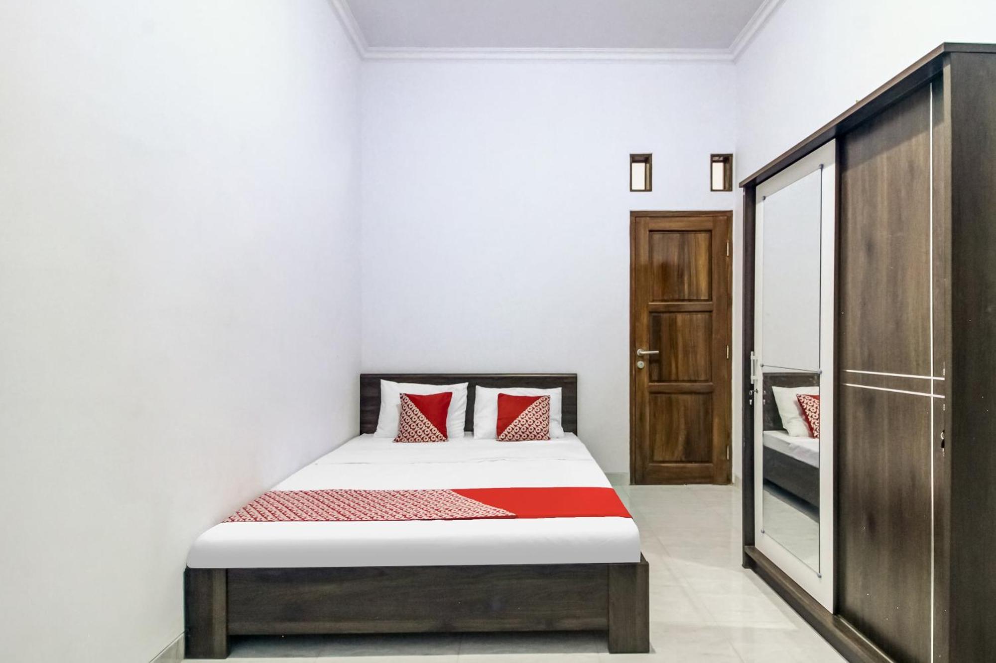 Oyo 91243 Bina Syariah Guest House Cirebon Kültér fotó