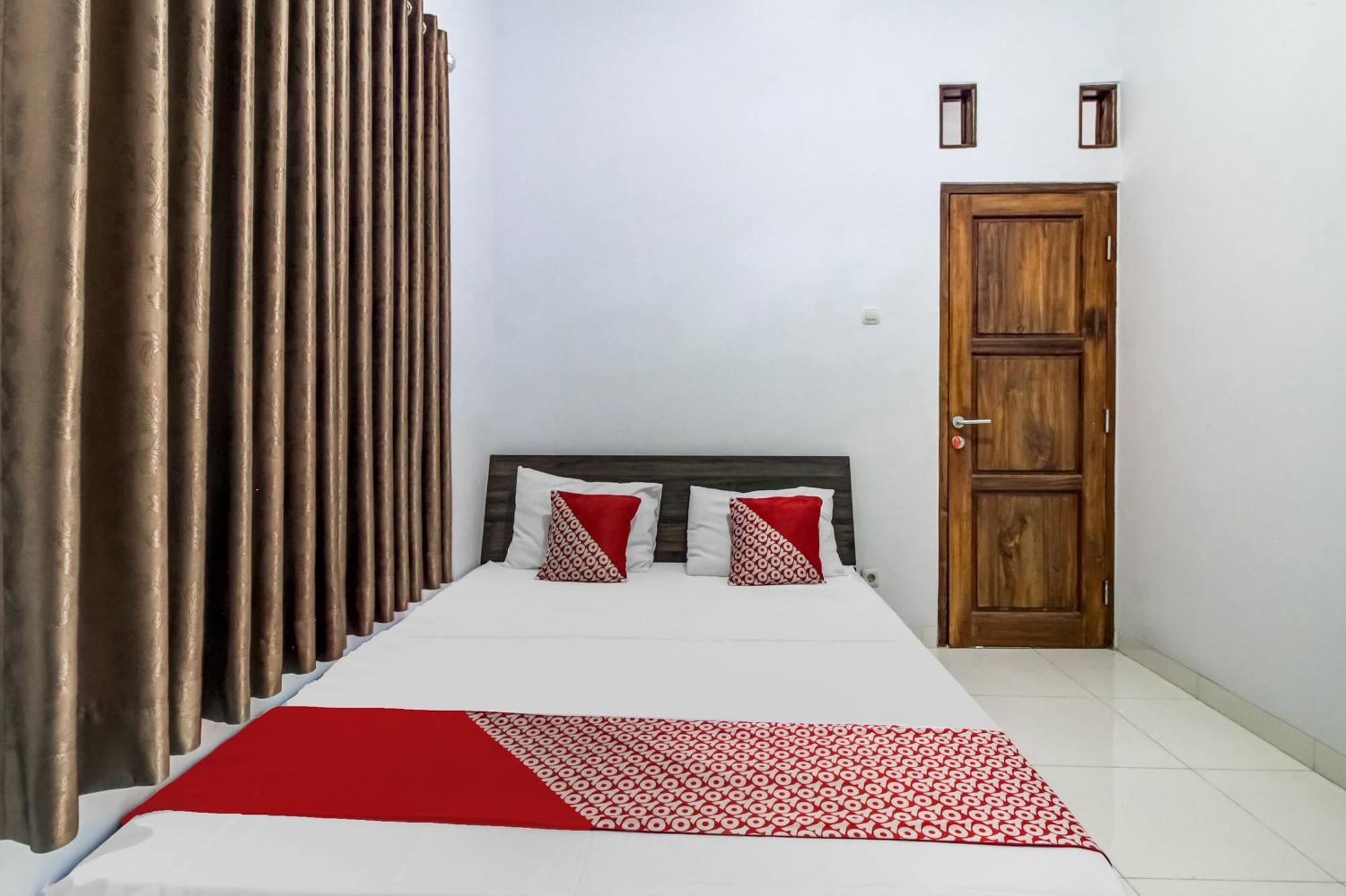 Oyo 91243 Bina Syariah Guest House Cirebon Kültér fotó