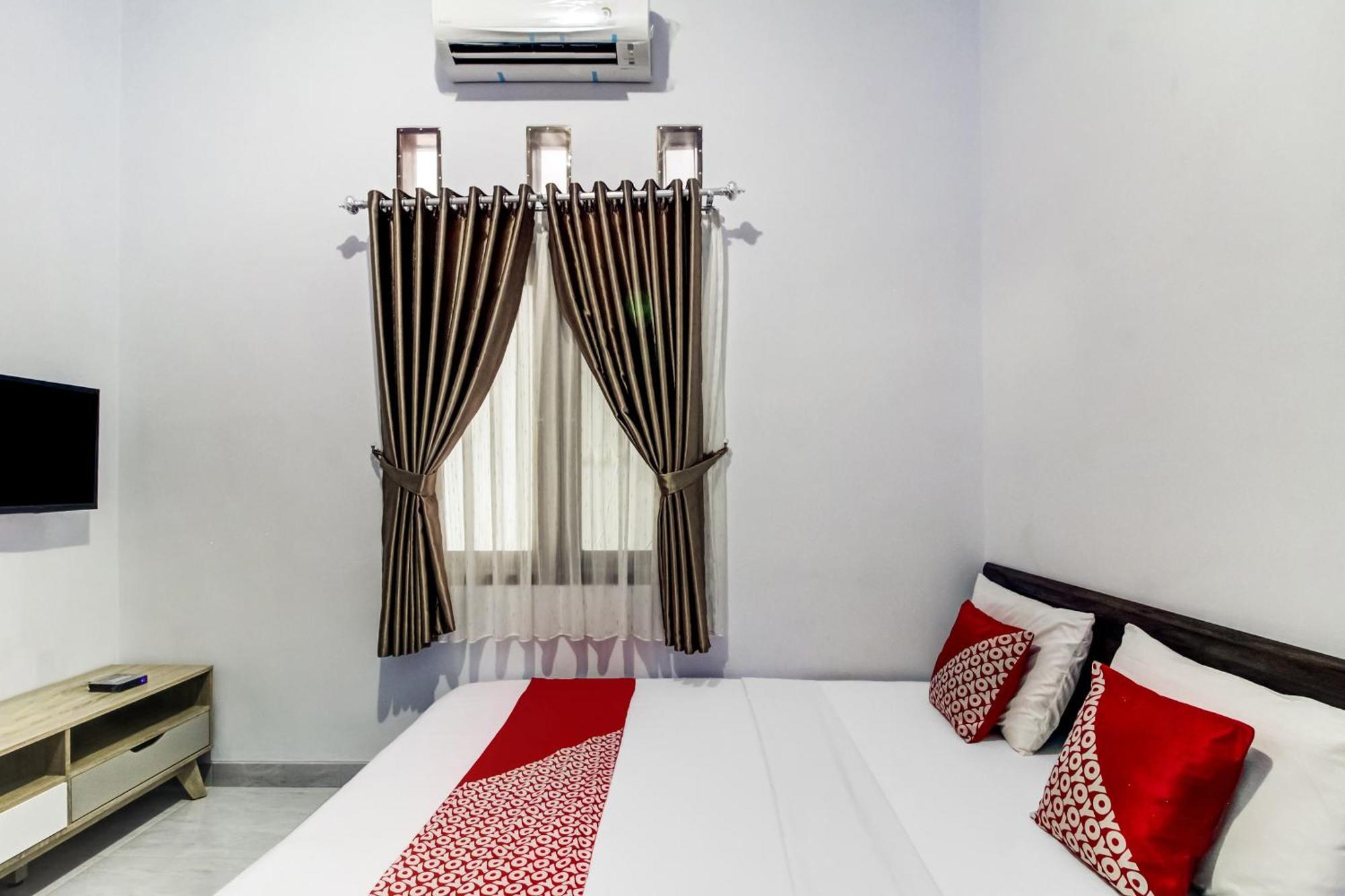 Oyo 91243 Bina Syariah Guest House Cirebon Kültér fotó