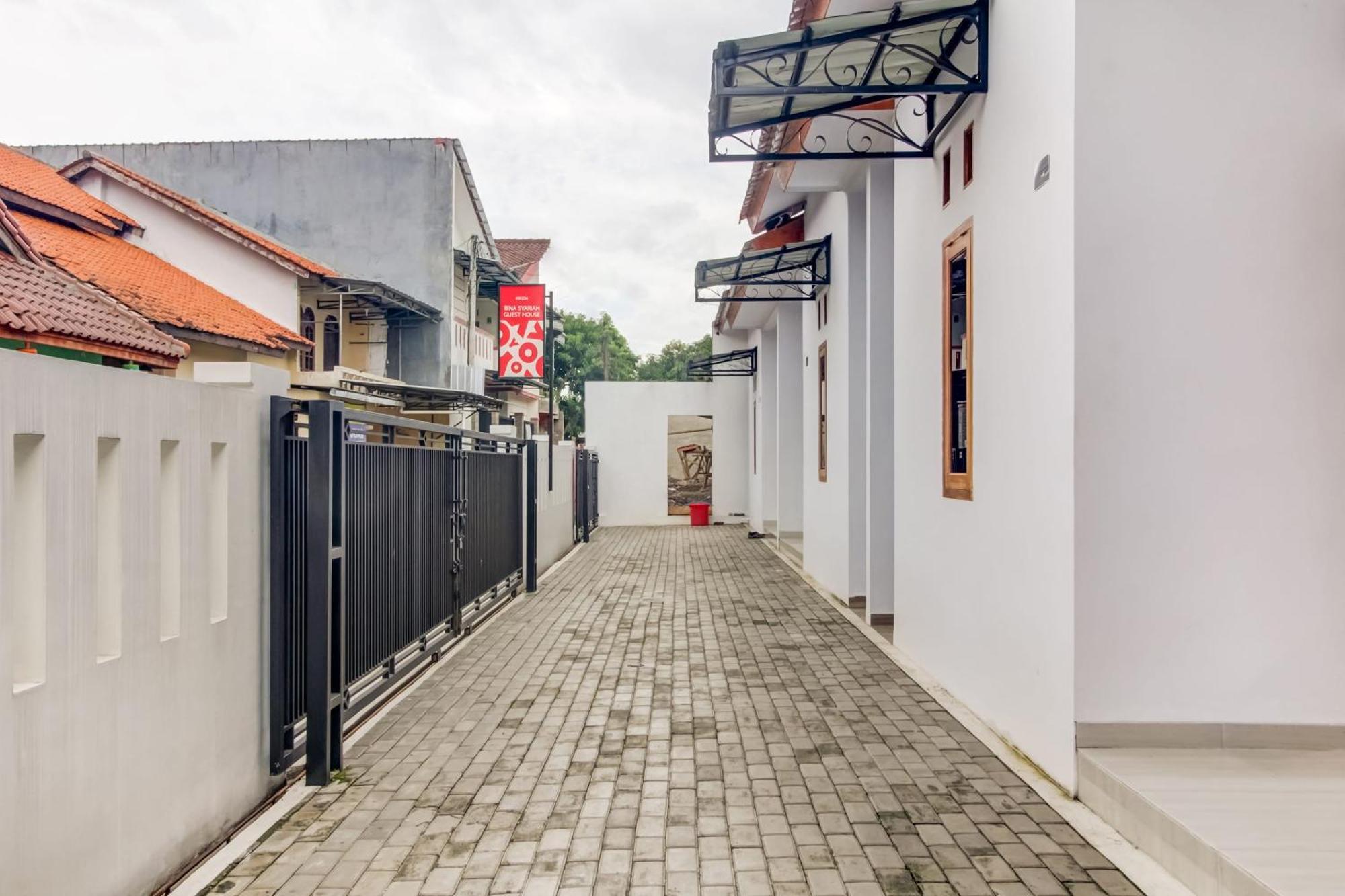 Oyo 91243 Bina Syariah Guest House Cirebon Kültér fotó