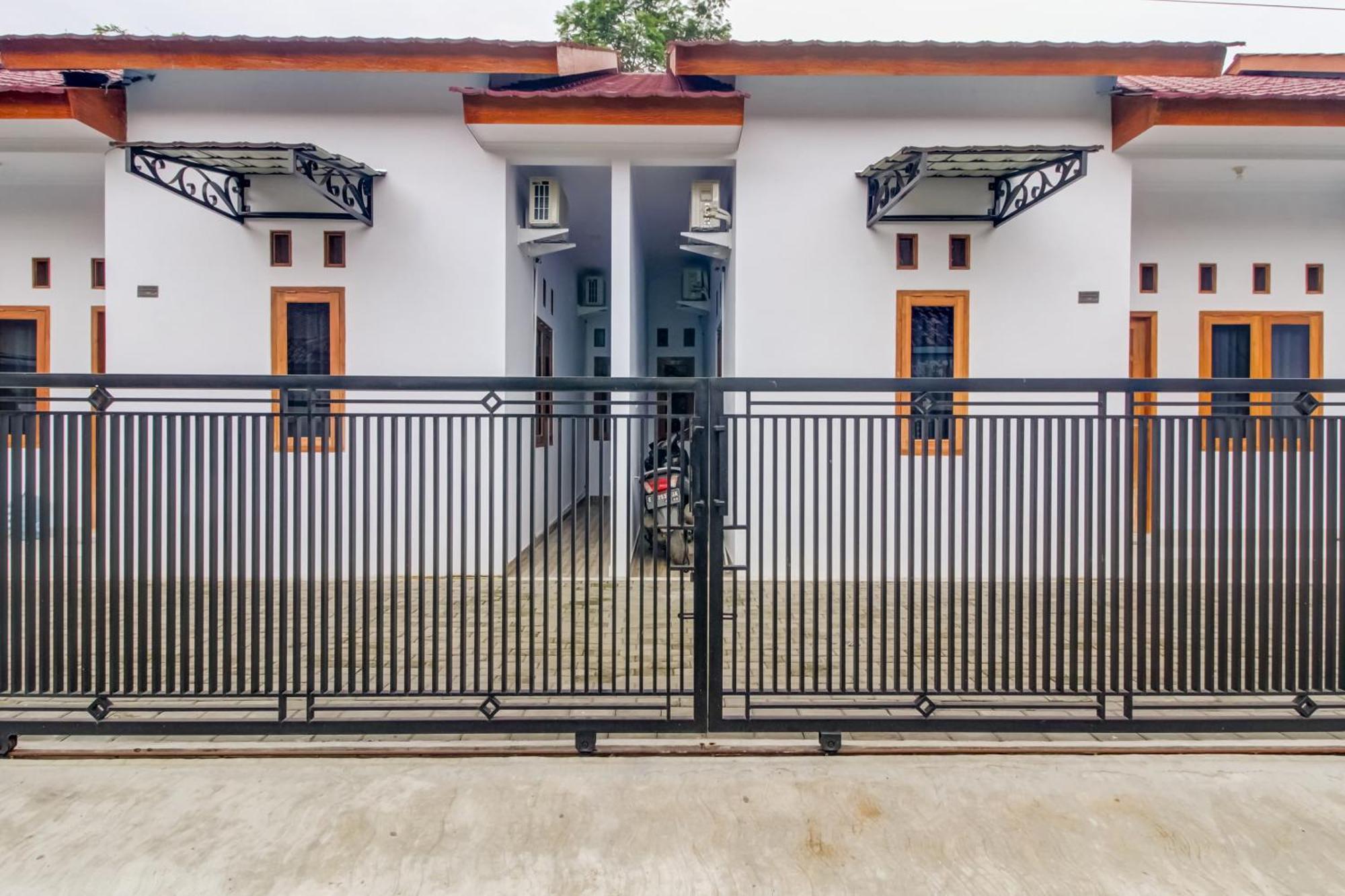 Oyo 91243 Bina Syariah Guest House Cirebon Kültér fotó