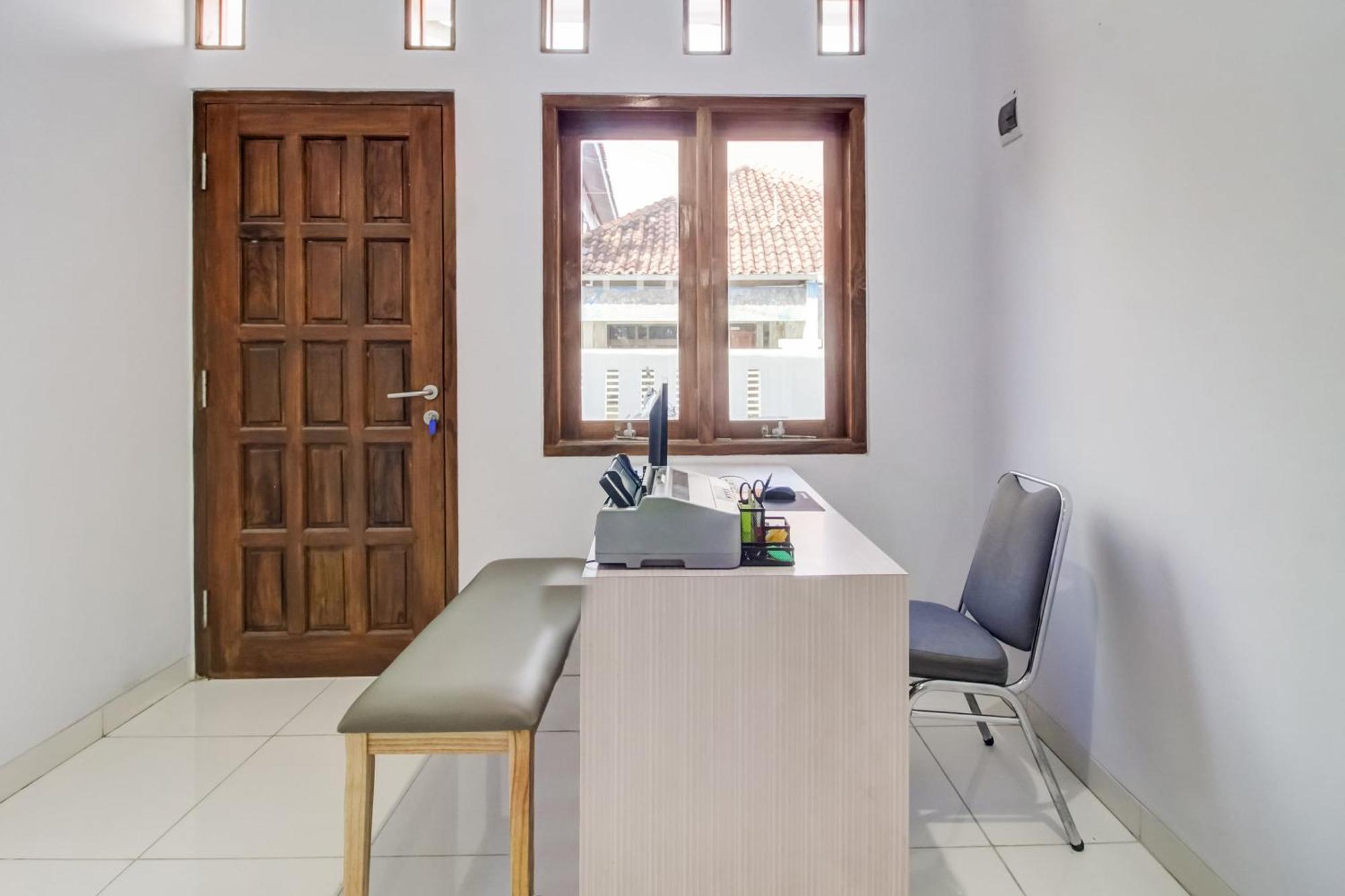 Oyo 91243 Bina Syariah Guest House Cirebon Kültér fotó