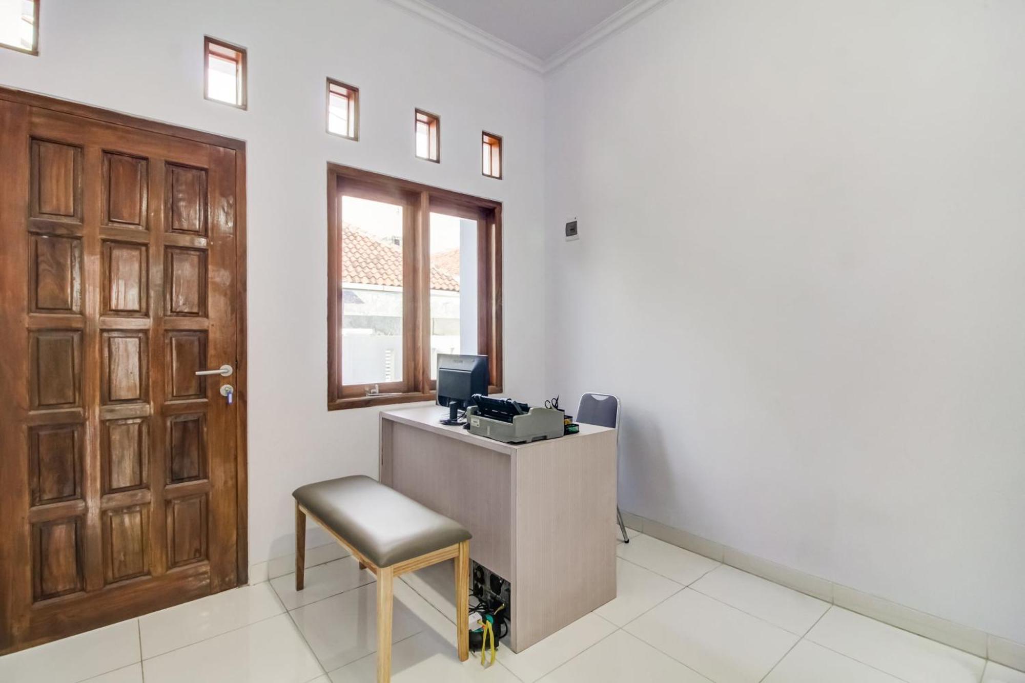 Oyo 91243 Bina Syariah Guest House Cirebon Kültér fotó