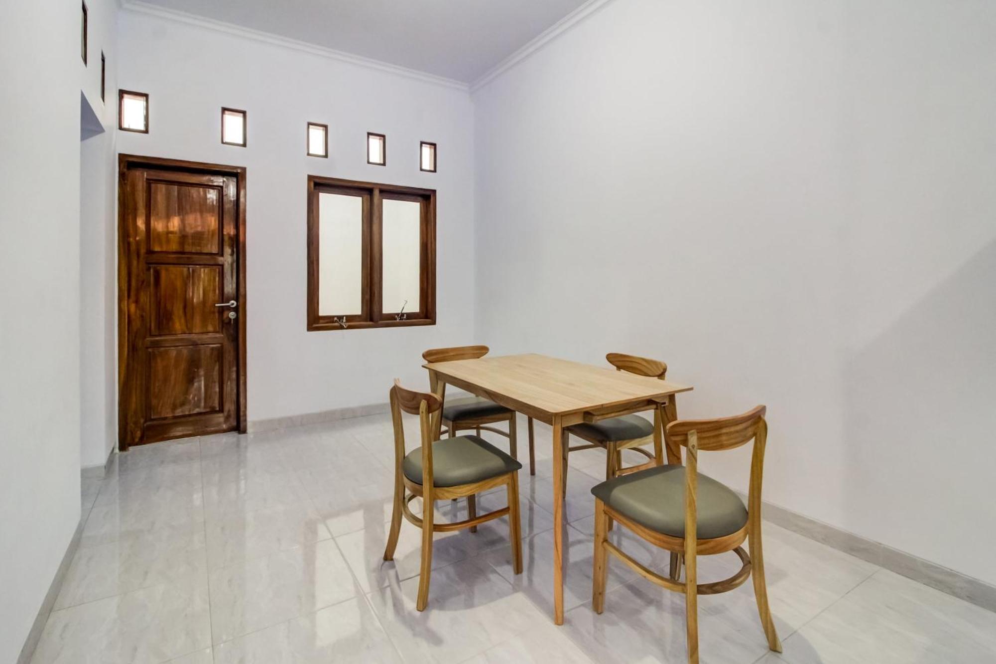 Oyo 91243 Bina Syariah Guest House Cirebon Kültér fotó