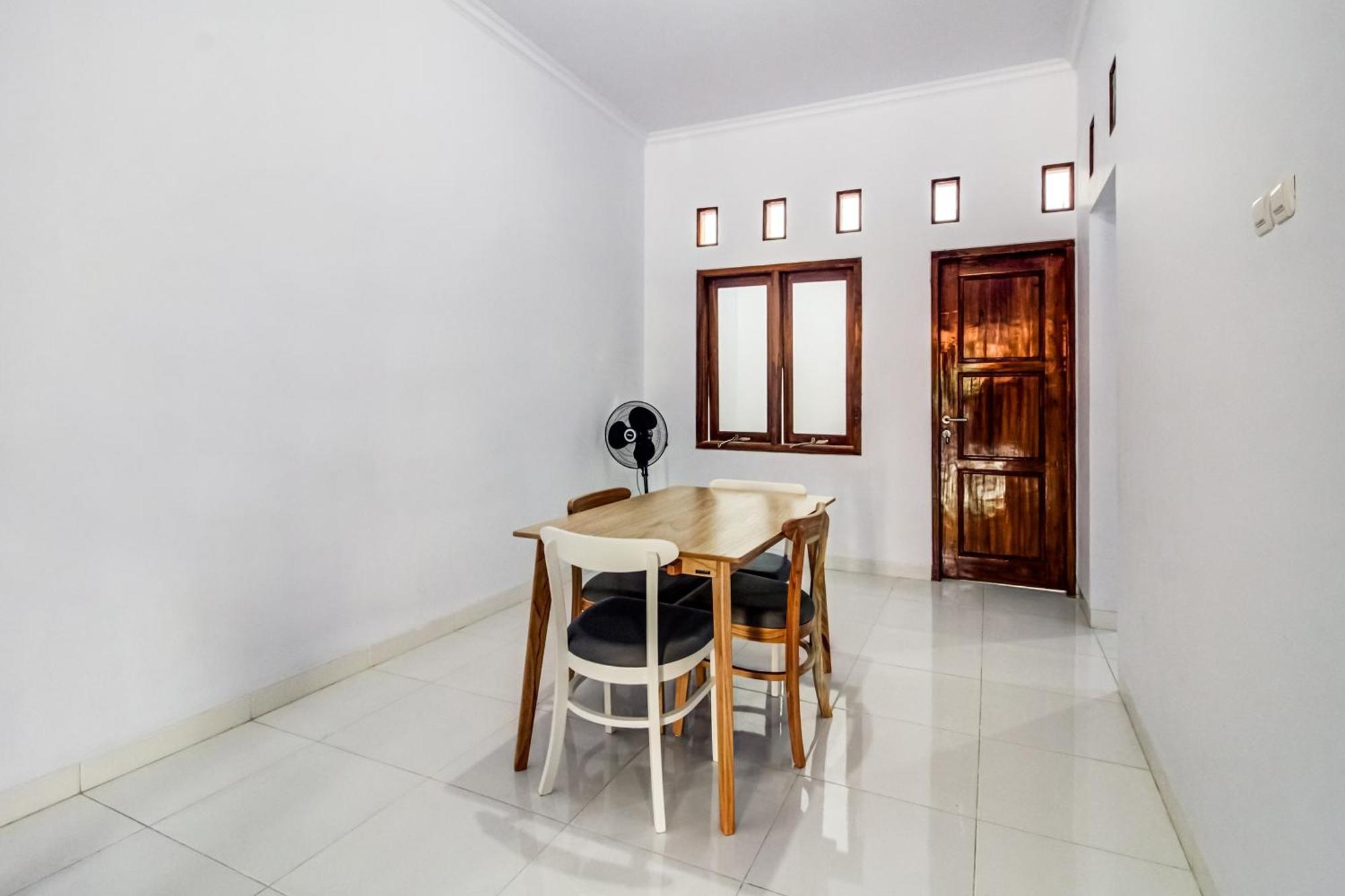 Oyo 91243 Bina Syariah Guest House Cirebon Kültér fotó