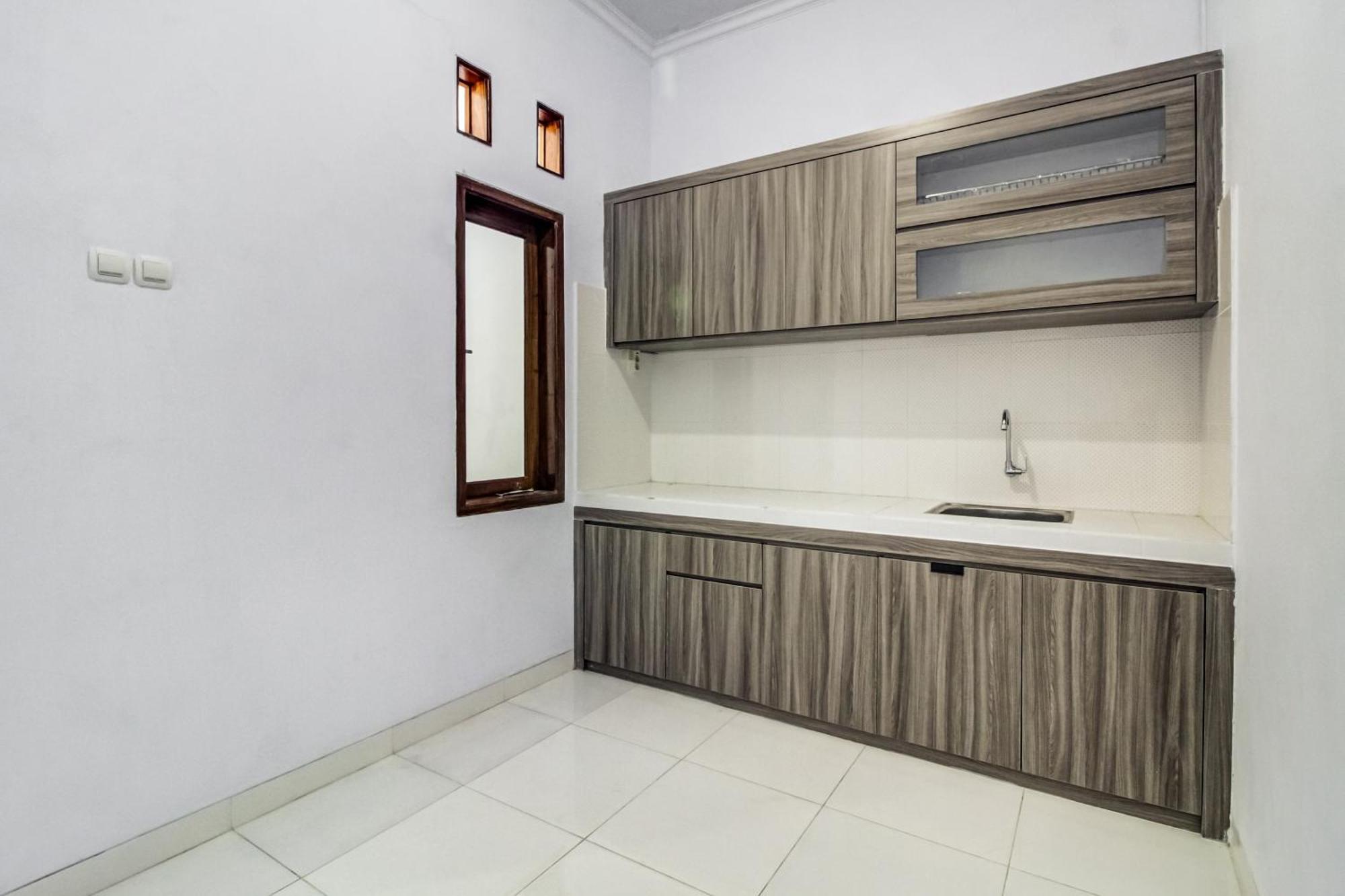Oyo 91243 Bina Syariah Guest House Cirebon Kültér fotó