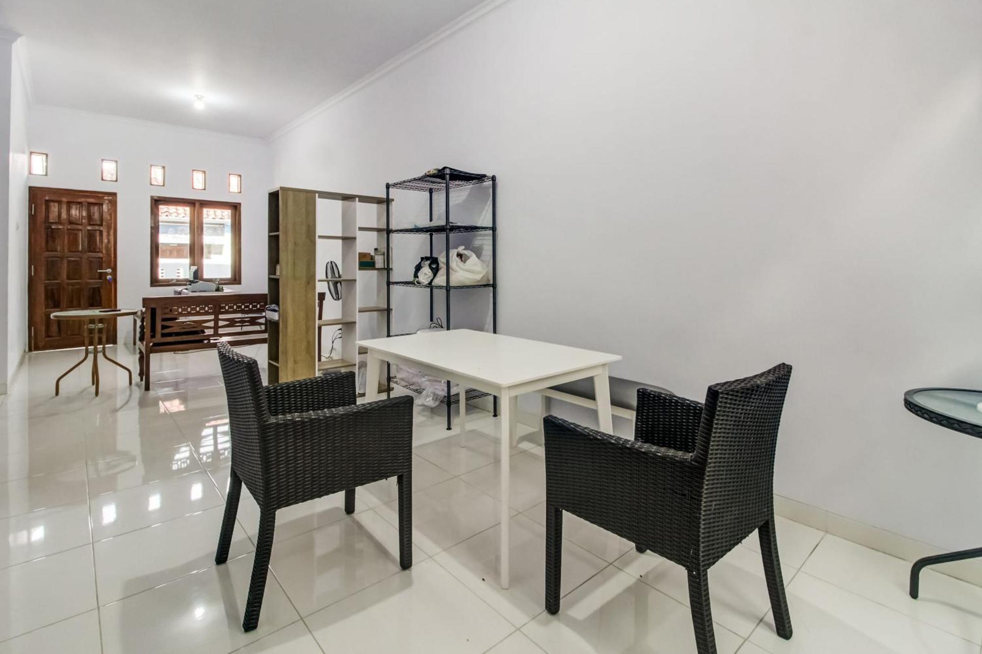 Oyo 91243 Bina Syariah Guest House Cirebon Kültér fotó