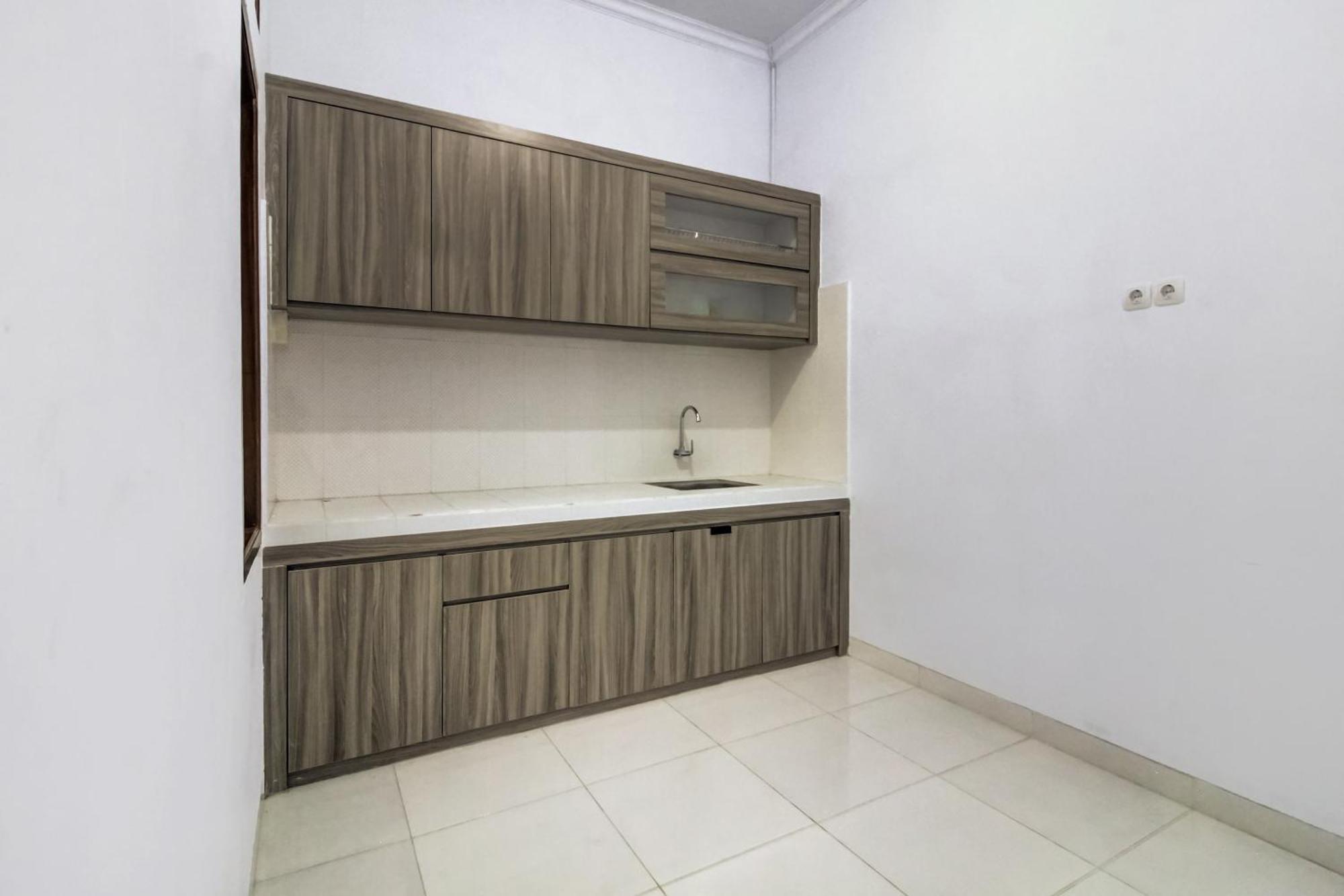 Oyo 91243 Bina Syariah Guest House Cirebon Kültér fotó