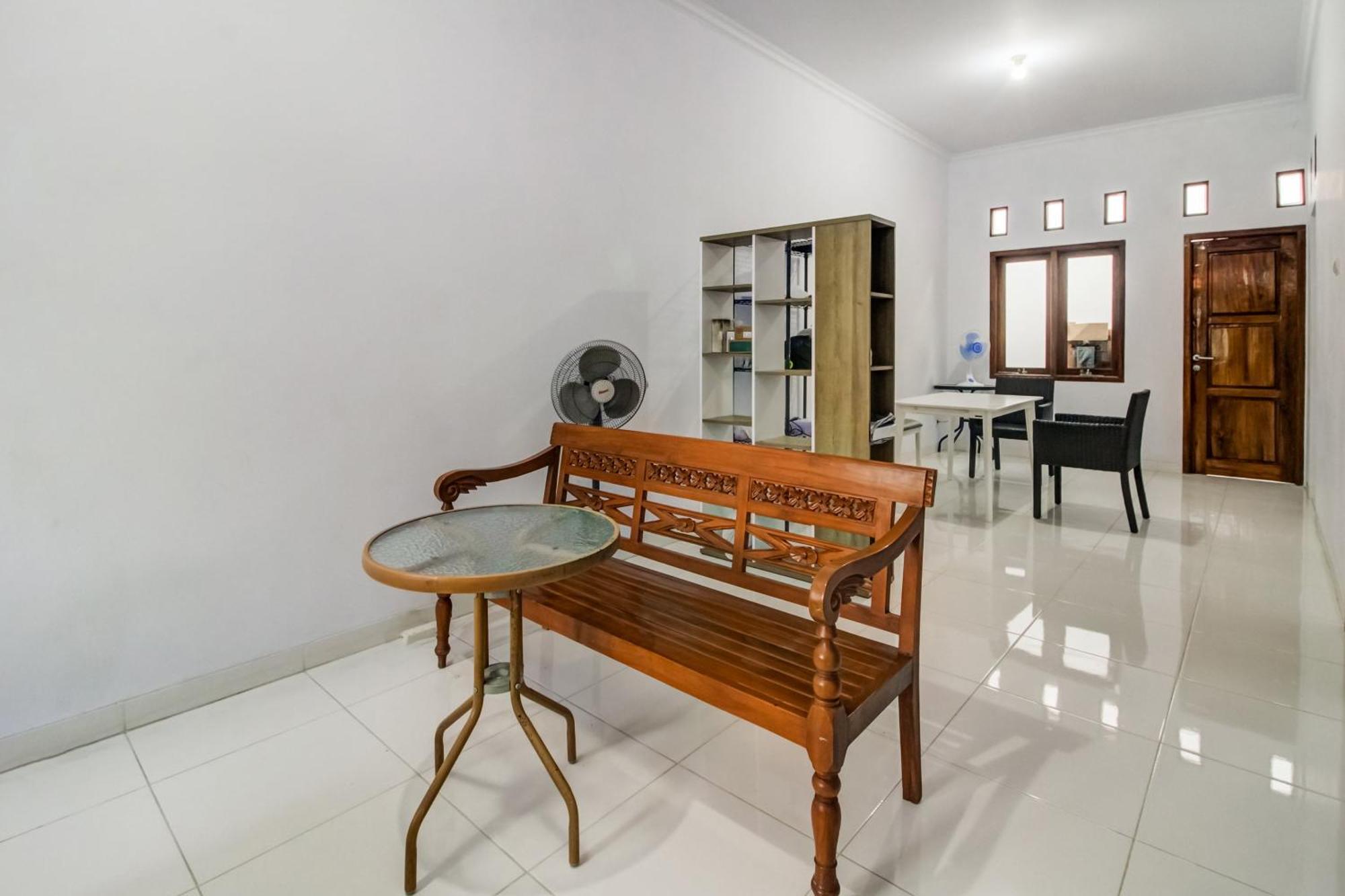Oyo 91243 Bina Syariah Guest House Cirebon Kültér fotó